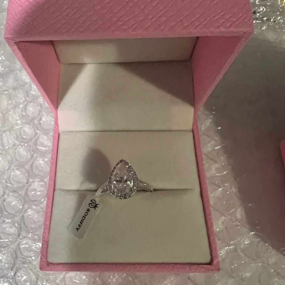 Rodiffy Moissanite 3.0 Ct pear cut size 5. Brand NEW